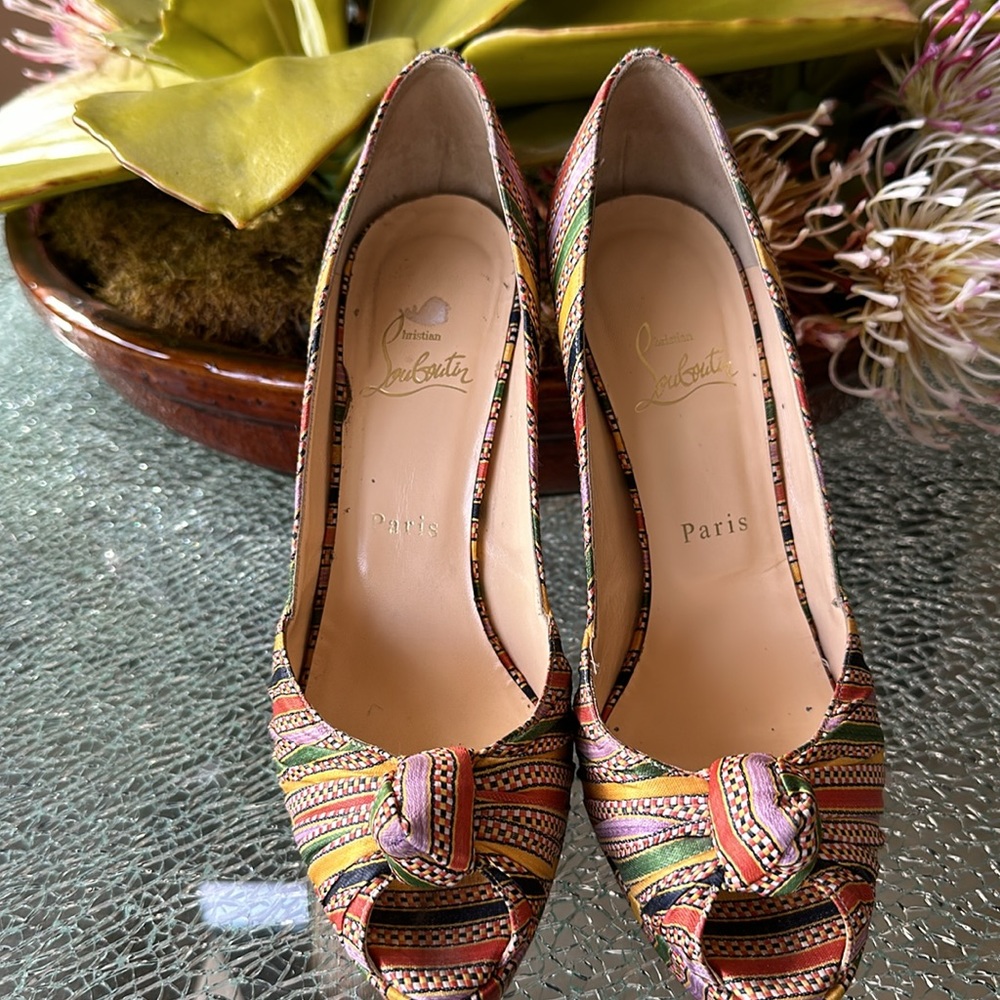 BEAUTIFUL CHRISTIAN LOUBOUTIN SILK FABRIC STILETTOS, 39. GUC - Picture 3 of 11